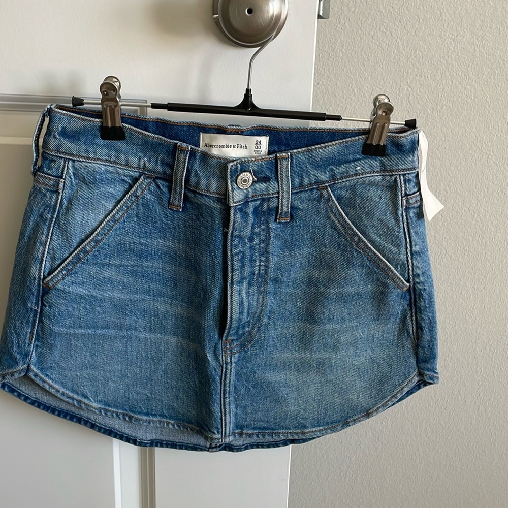 Abercrombie. Size 00. NWT. Jean skirt